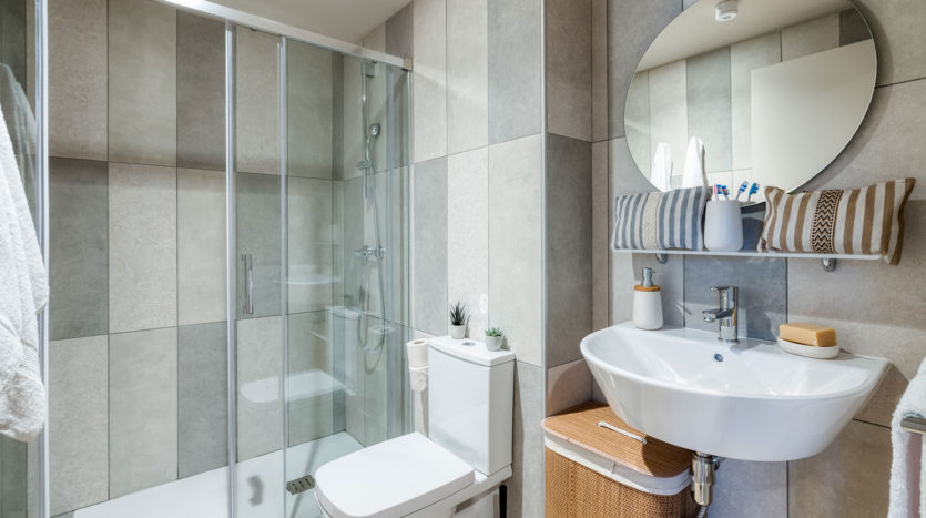 Baño privado en residencia de estudiantes Livensa Barcelona Parallel