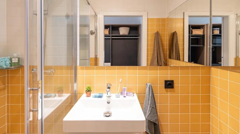 Residencia de estudiantes Sevilla Bermejales baño habitación