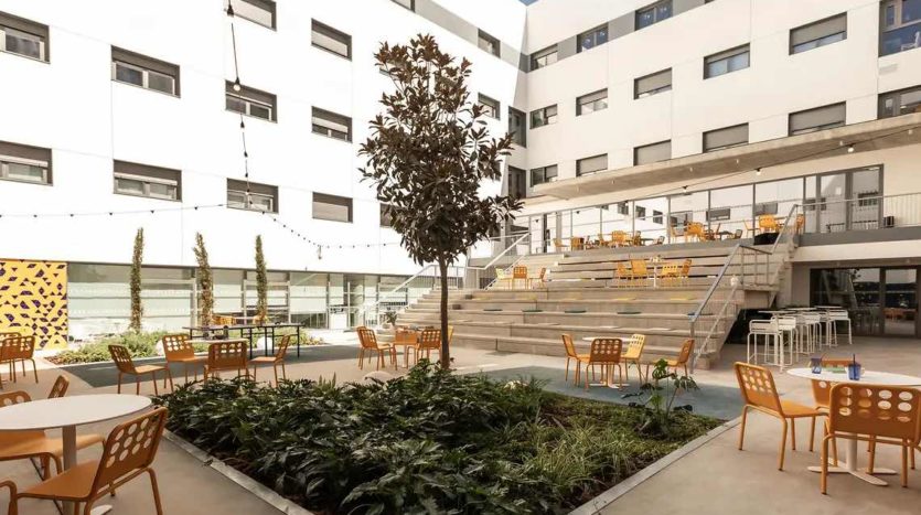 Residencia de estudiantes Sevilla Bermejales entrada