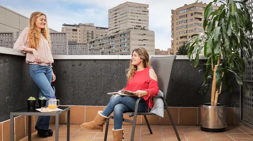 Residencia de estudiantes Yugo Galdós en Madrid habitación estudio con terraza