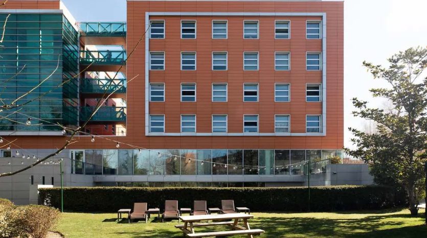 Residencia de estudiantes Yugo Galdós en Madrid jardin y fachada