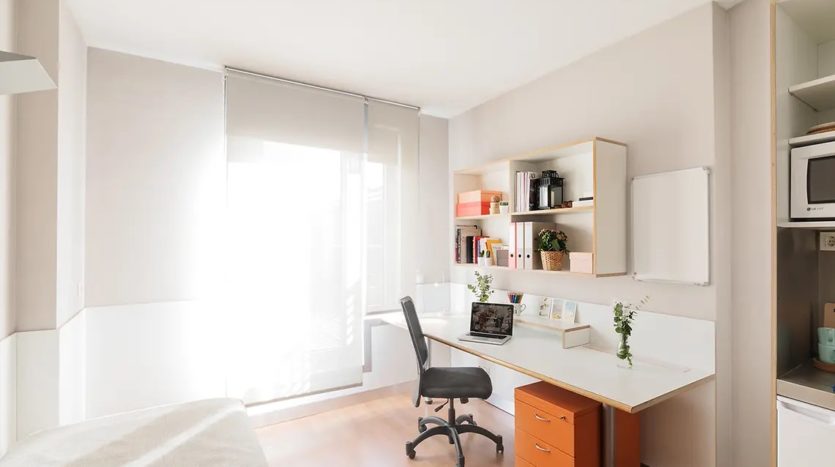 Residencia de estudiantes Yugo Galdós en Madrid estudio con terraza