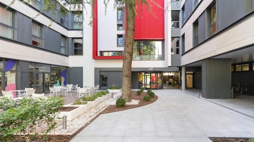 Residencia de estudiantes en Madrid Emilia Pardo Bazán entrada principal