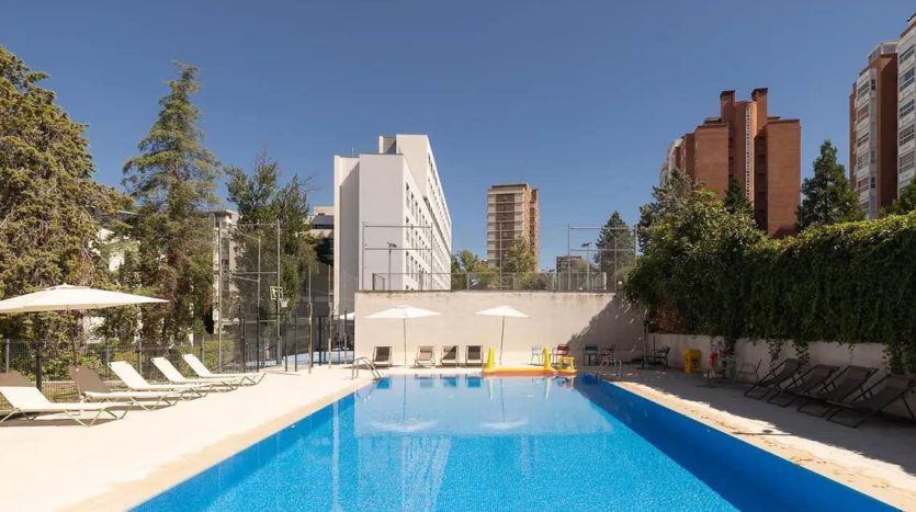 Residencia de estudiantes en Madrid Emilia Pardo Bazán piscina