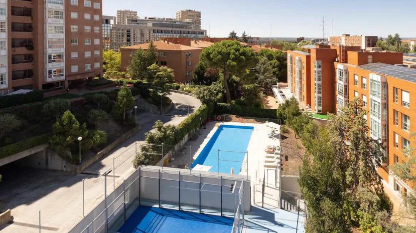 Residencia de estudiantes en Madrid Emilia Pardo Bazán piscina y padel